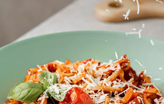 مكرونة مع طماطم شيرى والجبن البارميزان